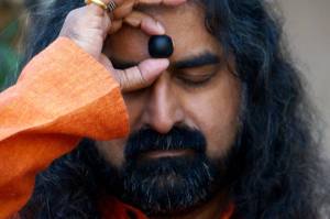 Mohanji feeling the Saligram stone gifted by Sai Baba to Nanasaheb Dengle